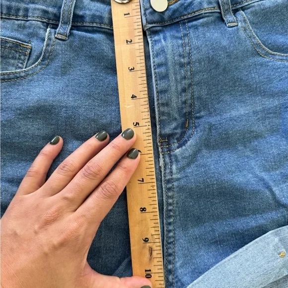 🔥 4 for $20 DEAL 🔥 High-Waisted Distressed Denim Shorts - Size L - Picture 7 of 8